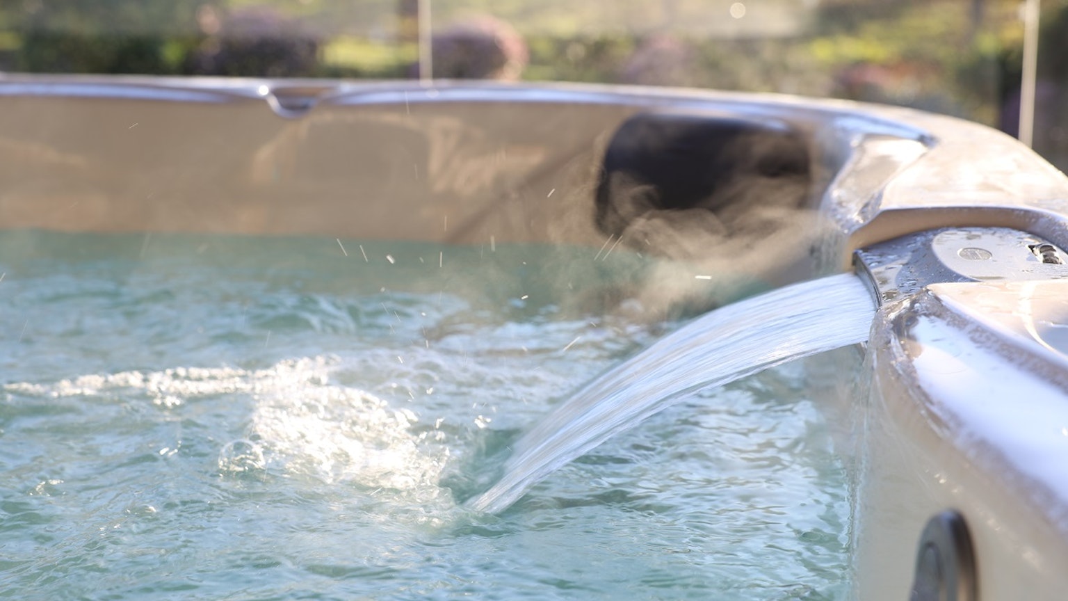 Jacuzzi® J-345™ waterfall