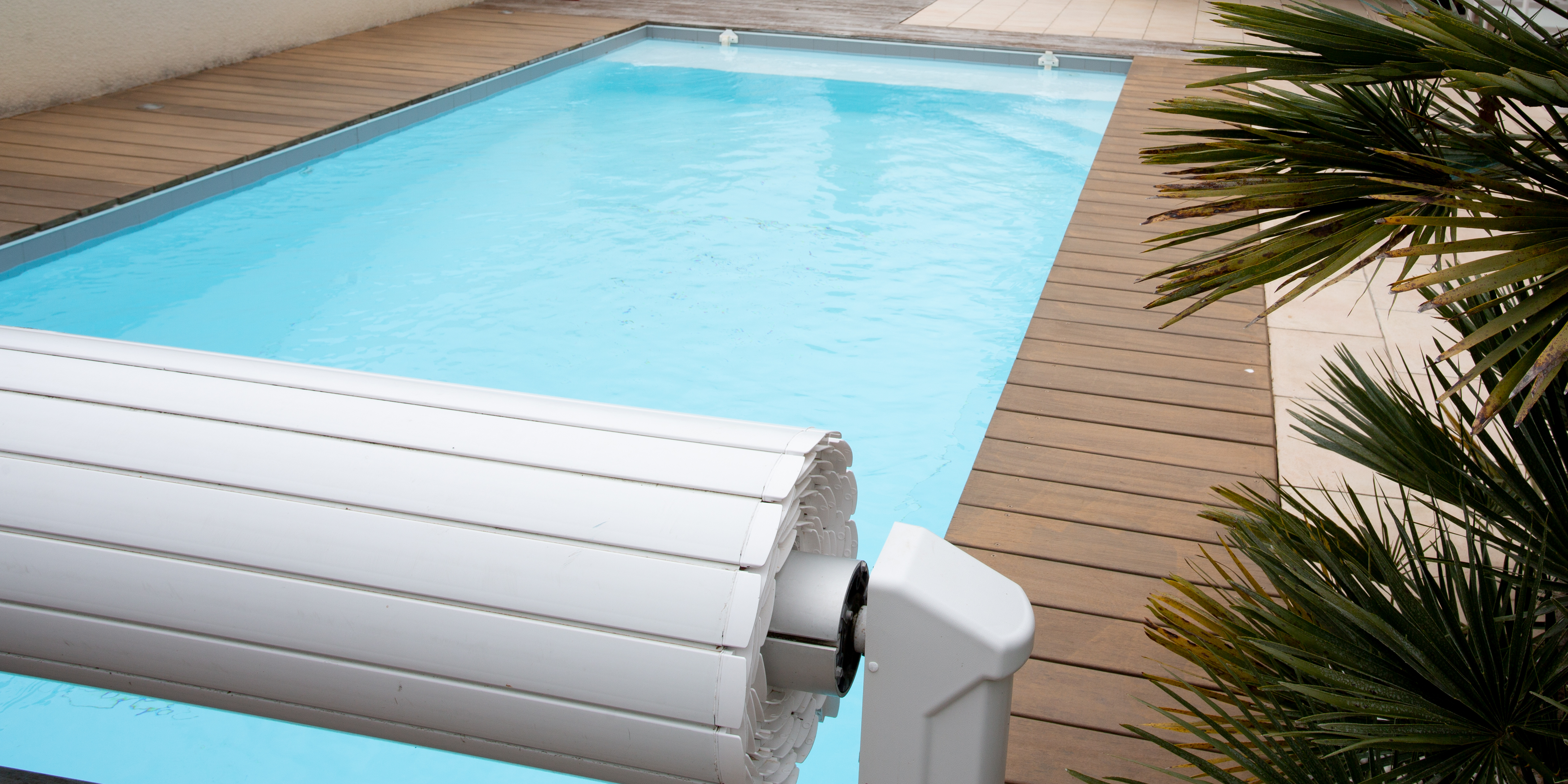 Retractable swim spa or pool cover