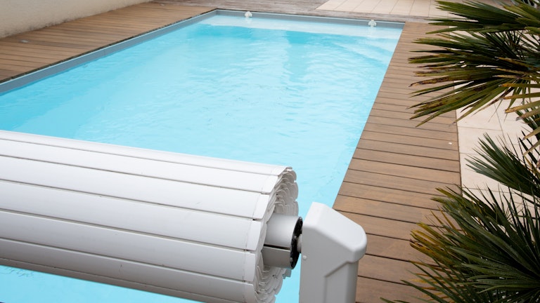 Retractable swim spa or pool cover