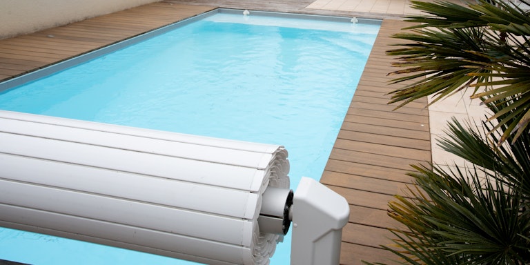 Retractable swim spa or pool cover
