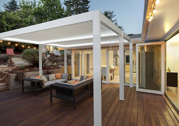 4600M manual pergola in the backyard