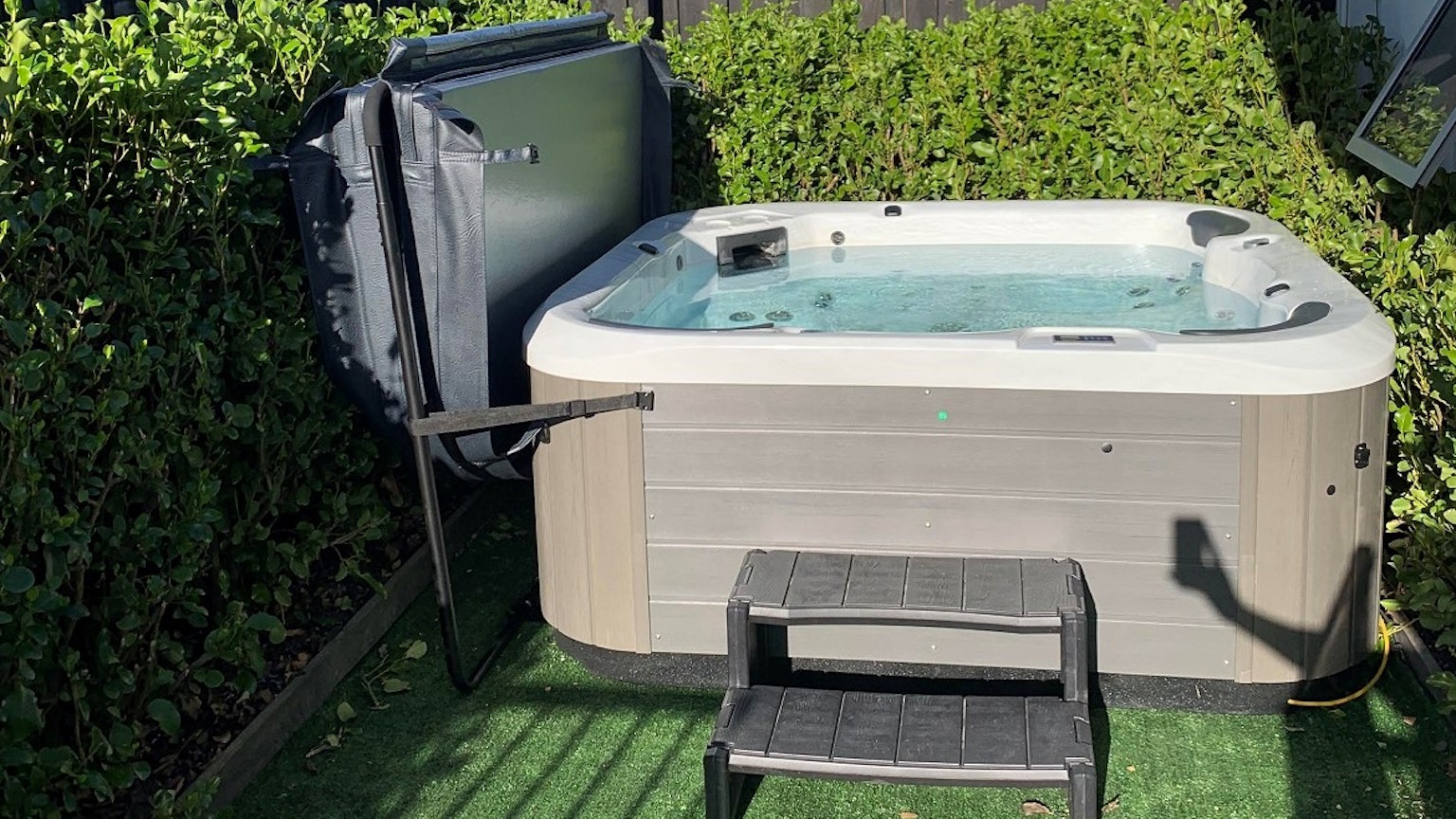 Fillin an inflatable spa pool