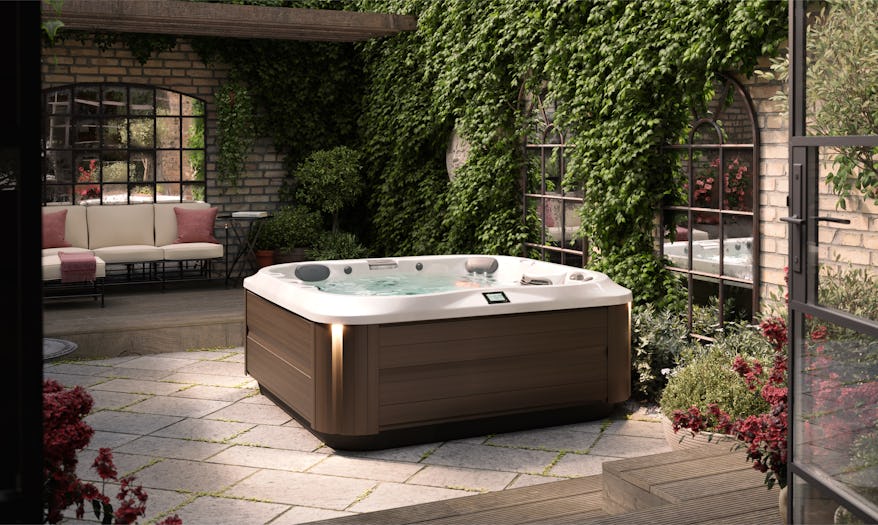 J-335 Spa pool in a luxurious courtyard