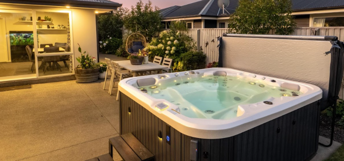 Spa pool with great outdoor setting