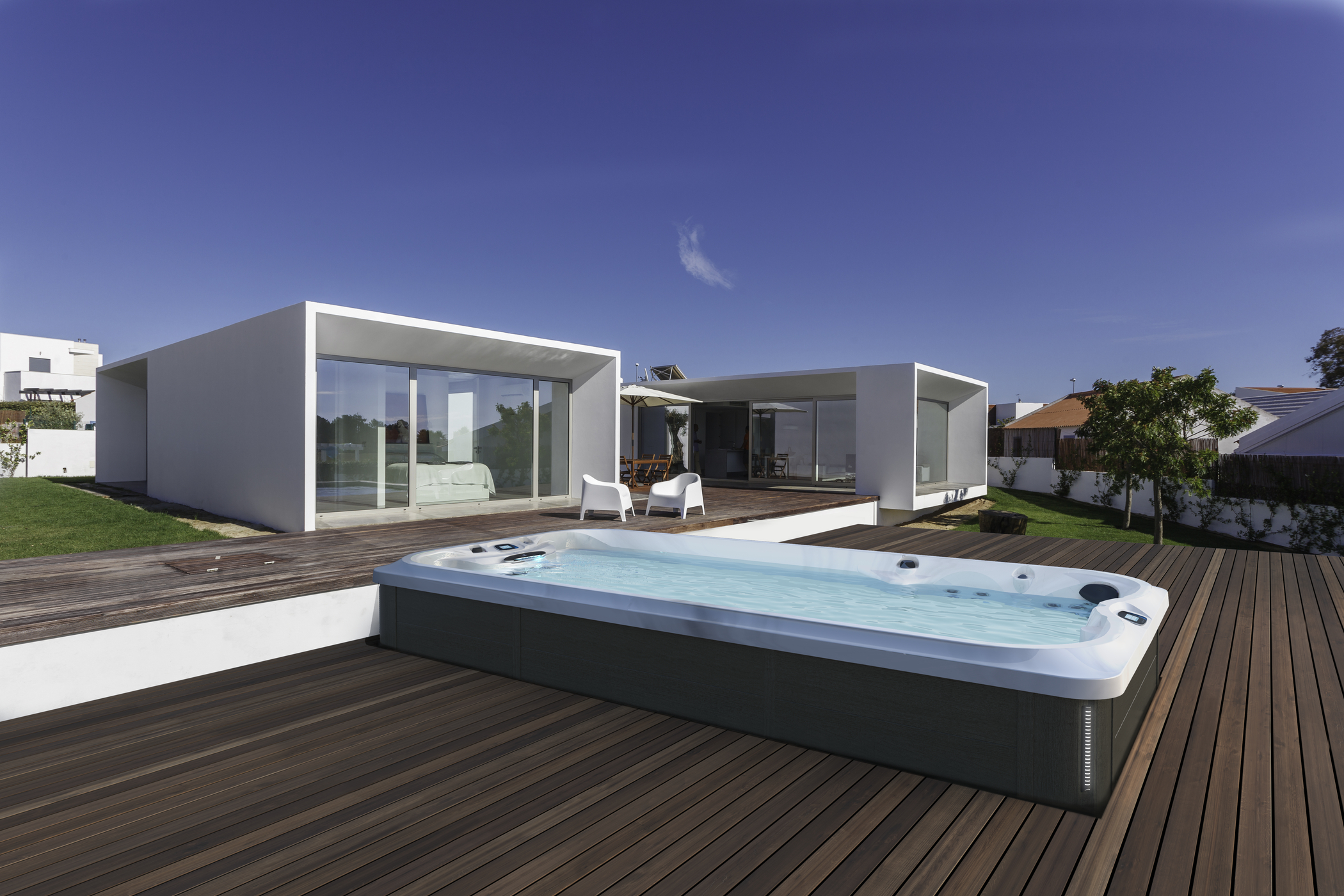 Jacuzzi® 16 PowerPro™ in deck with house in background