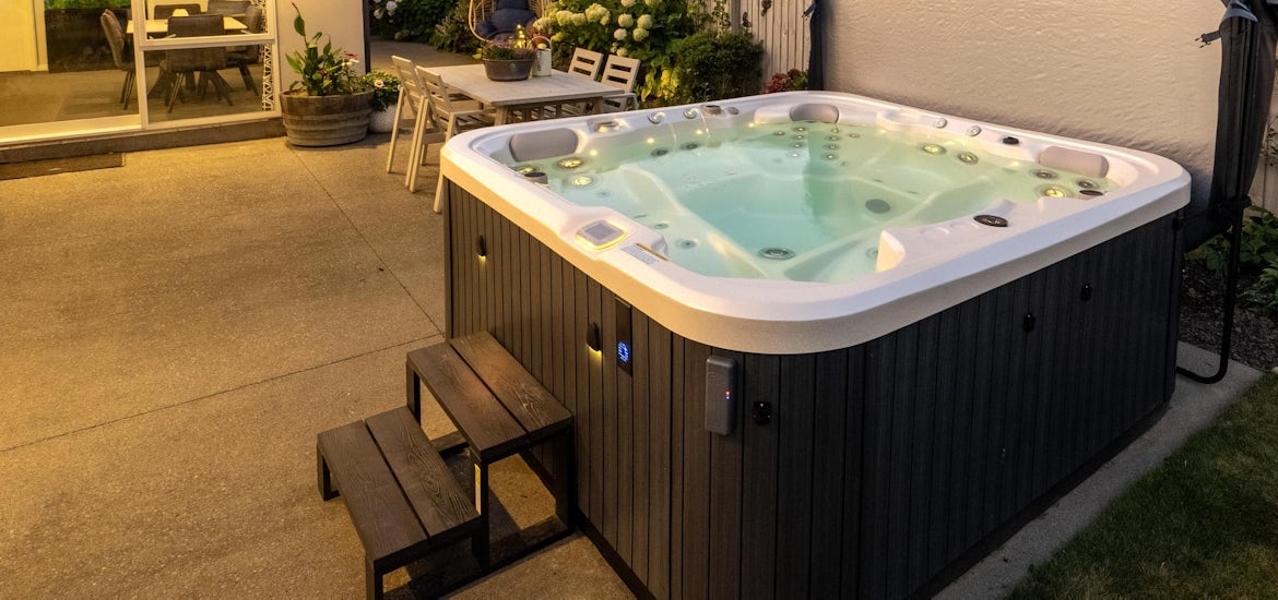 beautiful outside setting with a spa pool