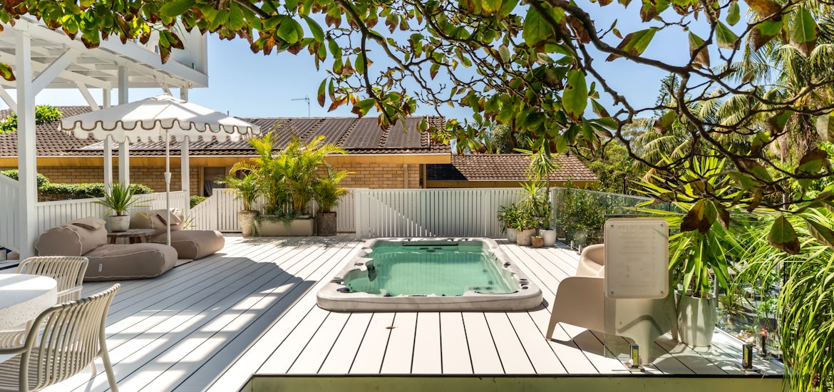 The Vortex Aqualounge sits seamlessly within the surrounding deck, creating the look and feel of a luxury pool.