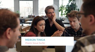 Still uit de video waarin mensen aan het werk zijn aan de app