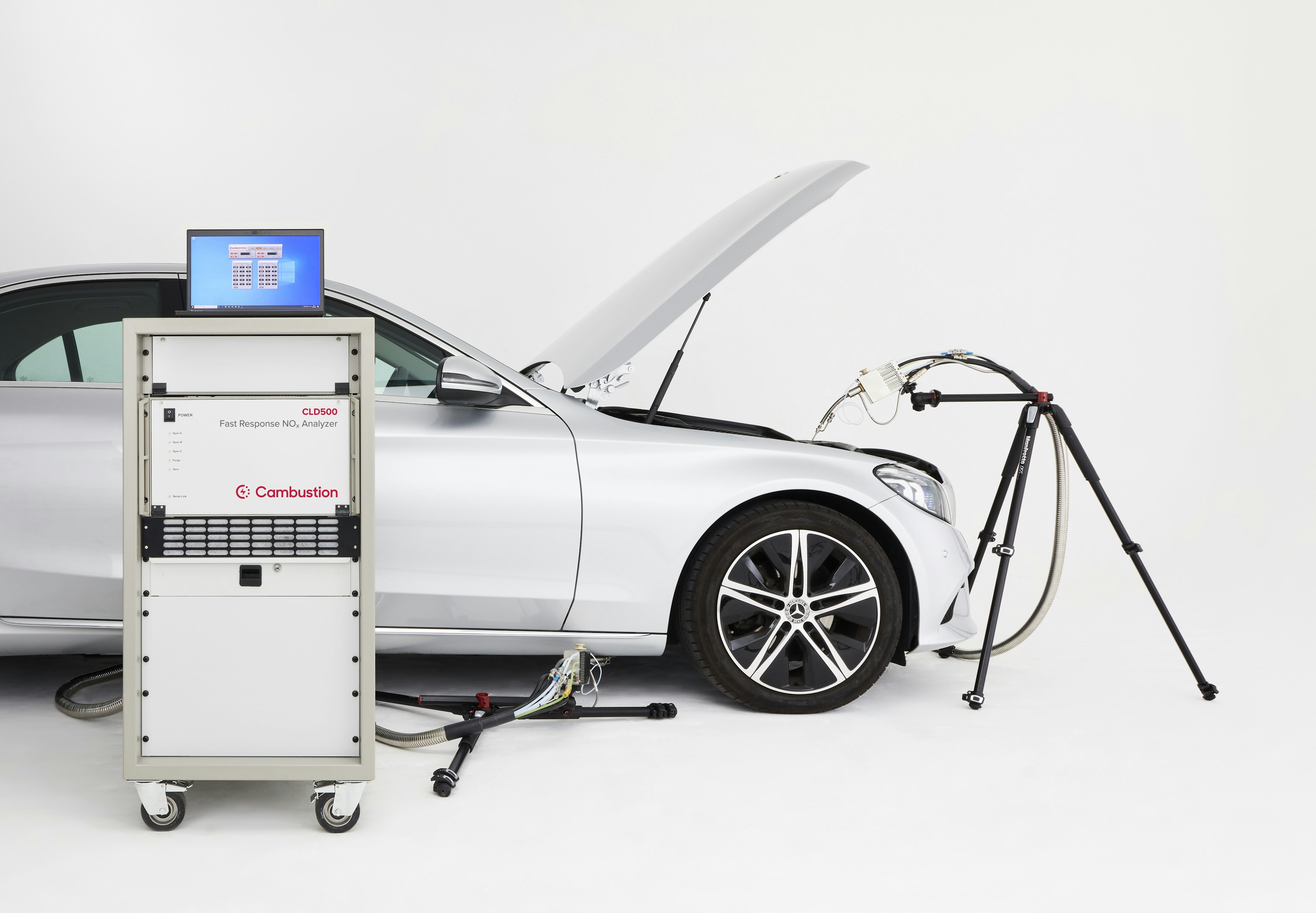 CLD500 fast NOx analyser with sample heads pre and post aftertreatment