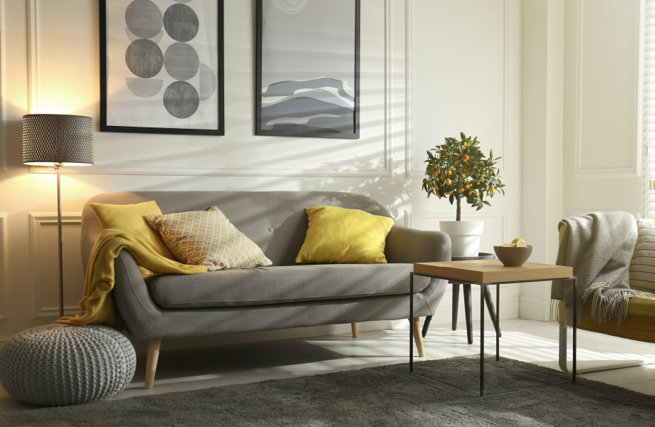 Sala de estar elegante com sofá. Decoração estilo Comfy nas cores cinza e amarelo.