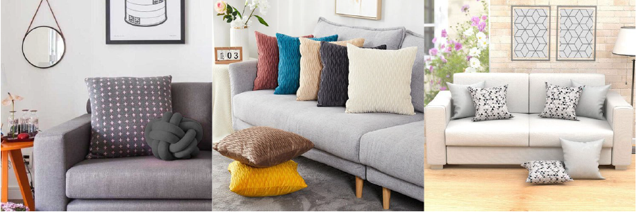 Almofadas no estilo de decoração Comfy em cima do sofá e no chão. 
