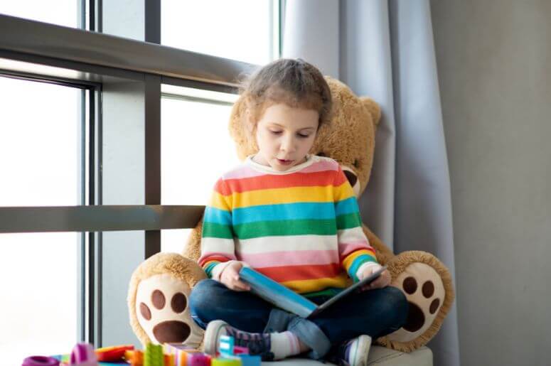 criança lendo um livro