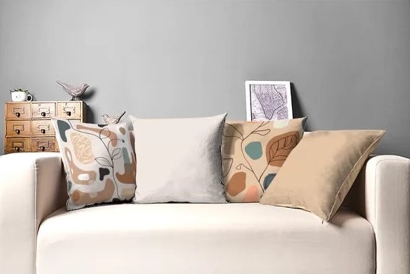sofá com almofadas decorativas