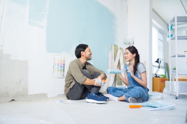 casal pintando a sala