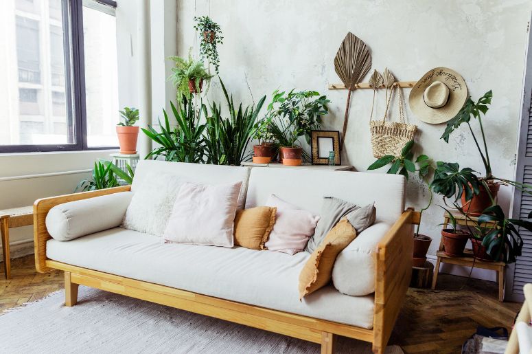sala com sofá de madeira e plantas