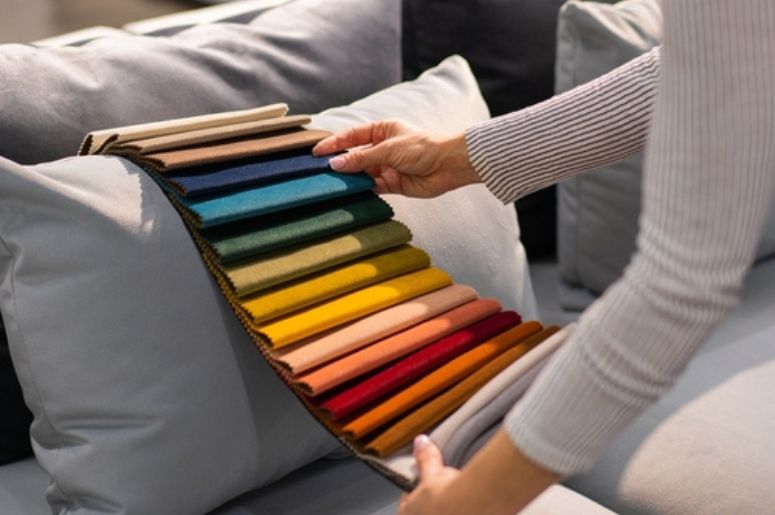 escolhendo a cor do sofá