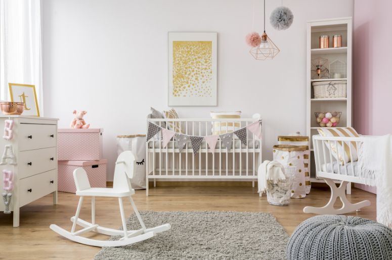 quarto de bebê rosa e branco