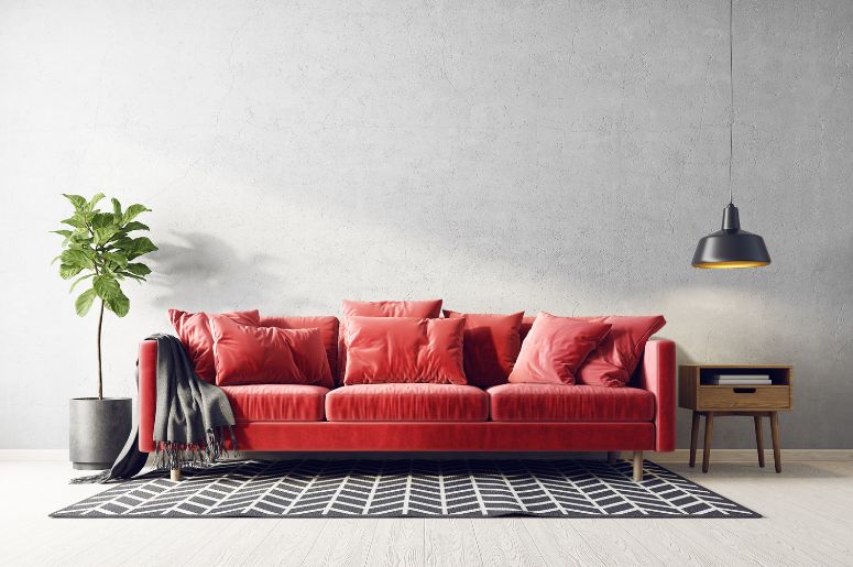 sofá vermelho e parede cinza