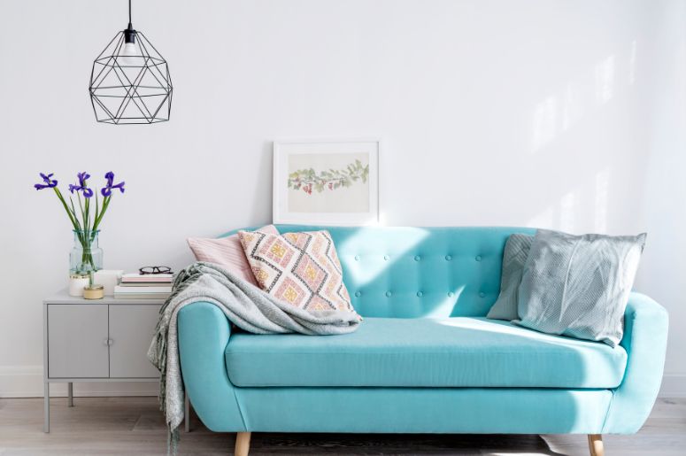 sofá azul e parede branca