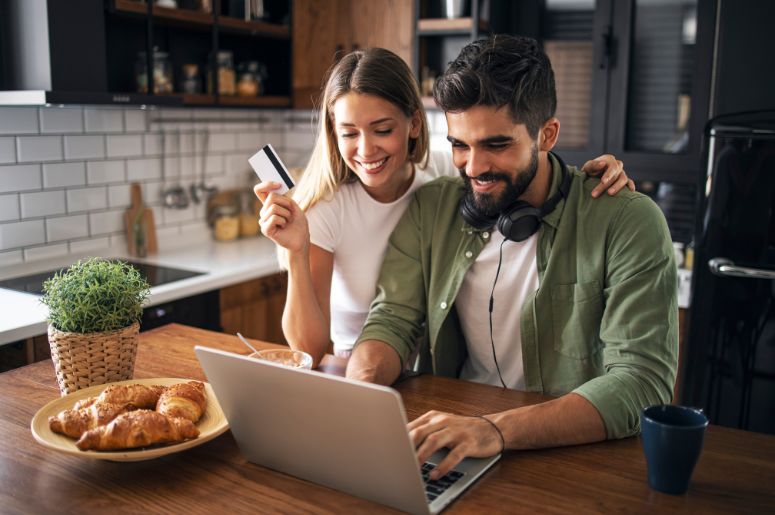 casal comprando produtos pela internet