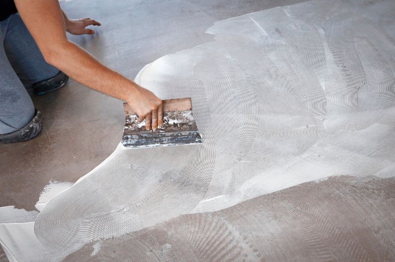 mulher aplicando piso vinílico