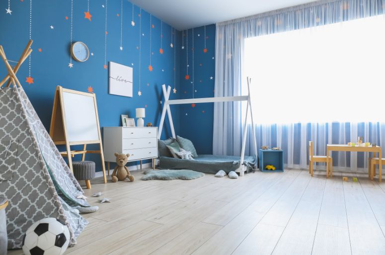 quarto infantil com parede azul