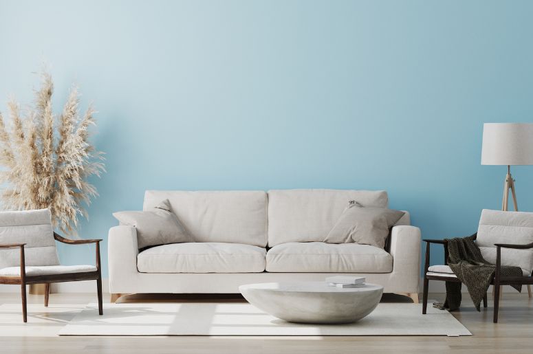 parede azul pastel e sofá off white
