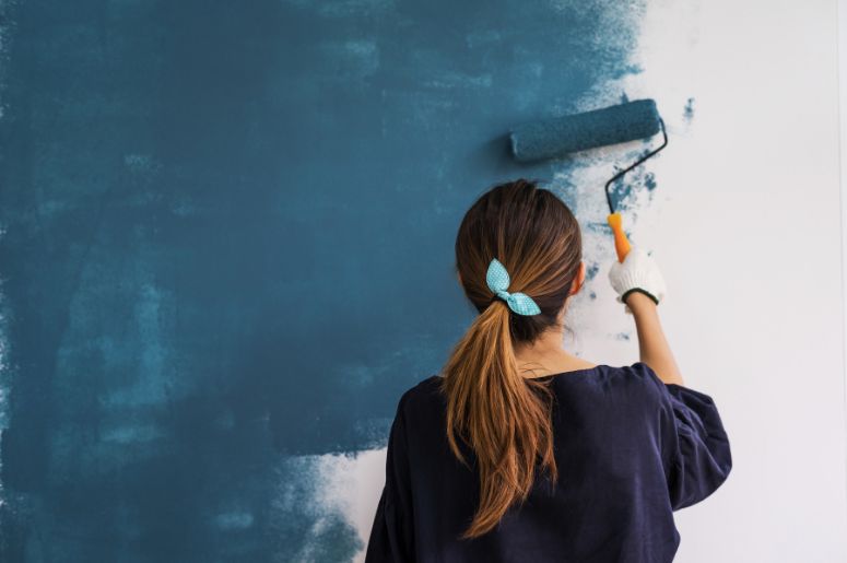 pintando a parede de azul