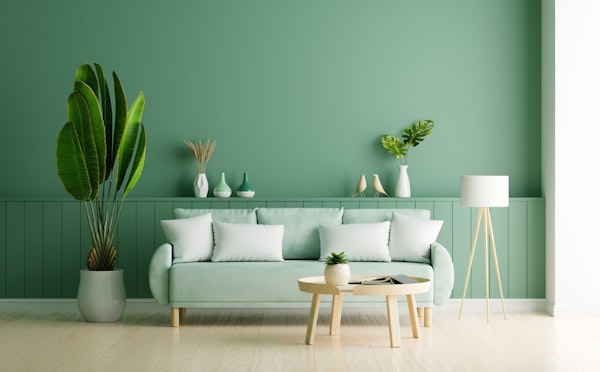 sala com parede verde e sofá verde claro