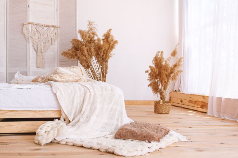 flores e almofadas no quarto