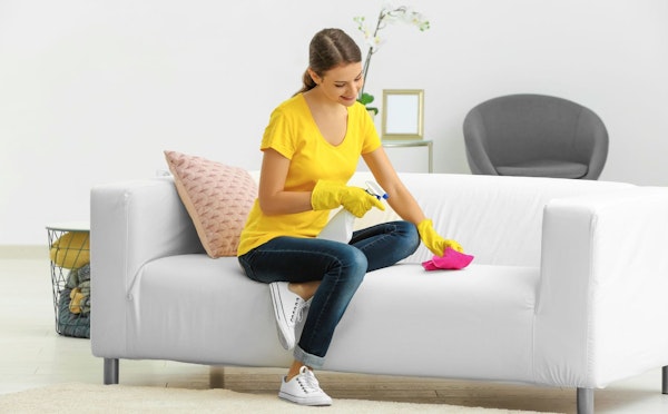 mulher limpando o sofá