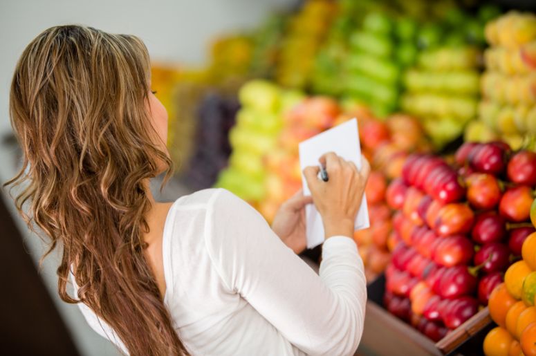 mulher comprando frutas vermelhas