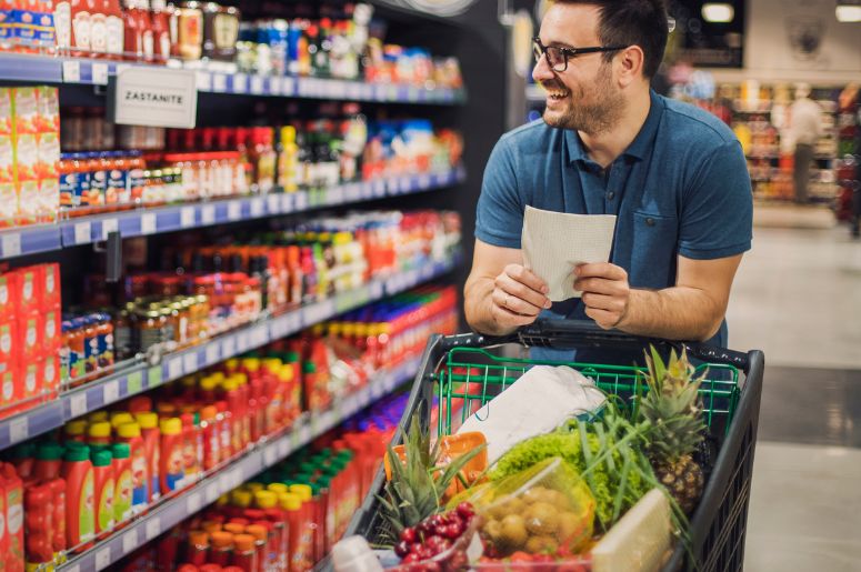 homem com lista de compras na mão