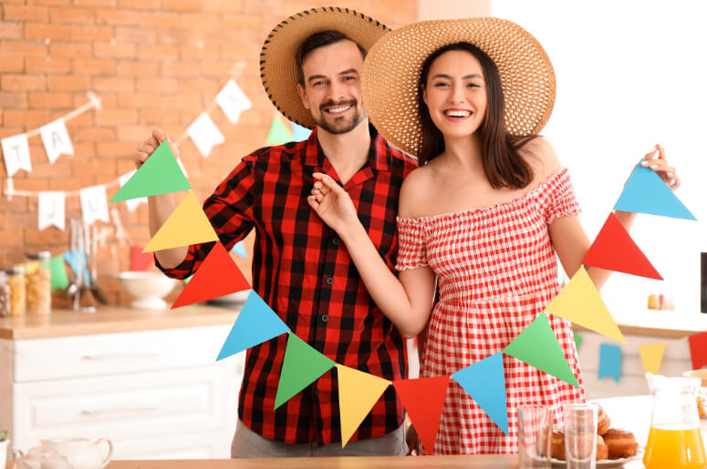 casal em casa junina