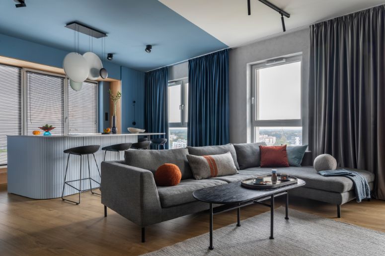 sala integrada com cozinha cinza e azul