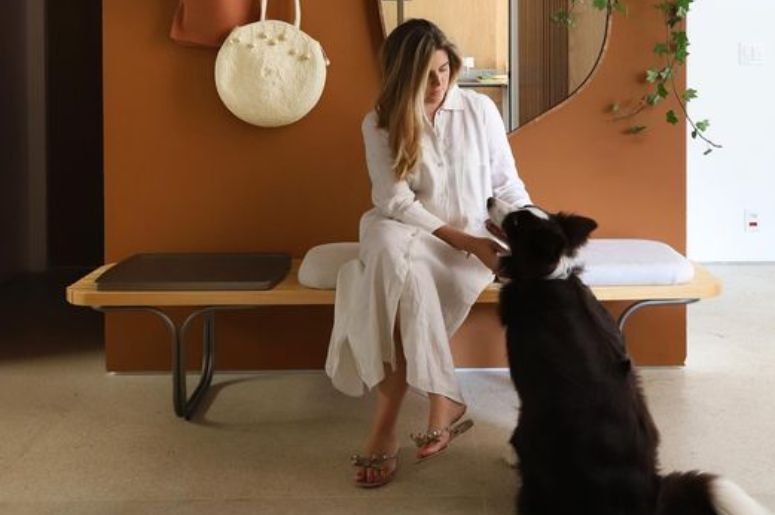 mulher sentada no banco com um cachorro