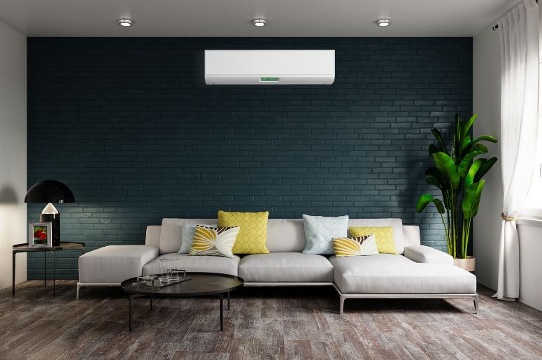 sala com parede verde, ar-condicionado e sofá moderno
