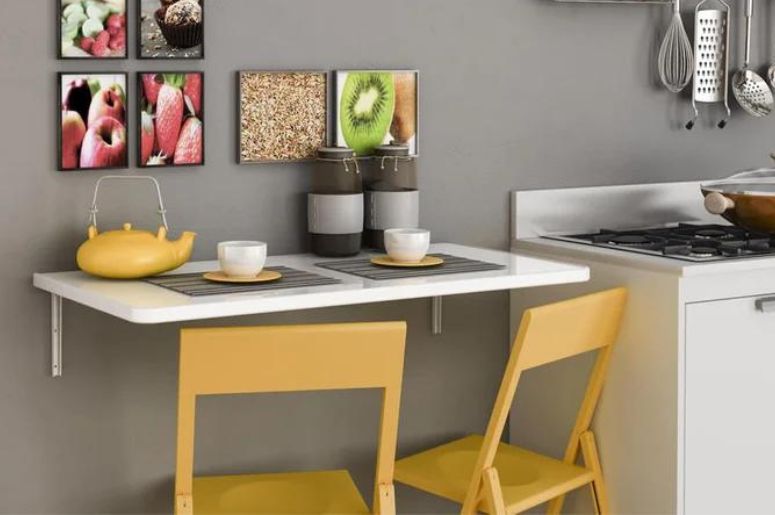 mesa dobrável com 2 cadeiras