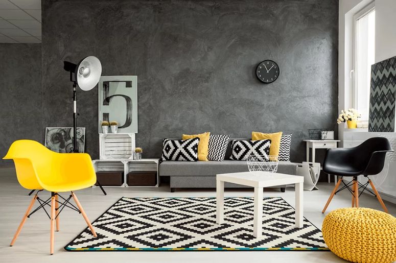 sala com parede cinza queimado