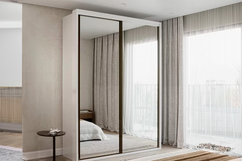 guarda-roupa com espelho