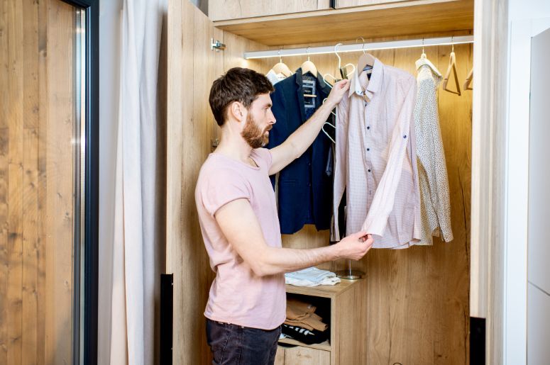 homem arrumando o guarda-roupa
