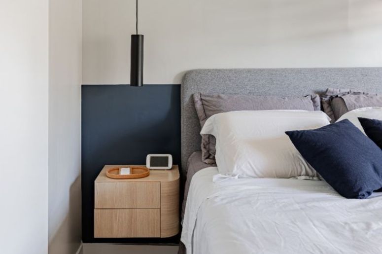 quarto pequeno com cama e mesa de apoio