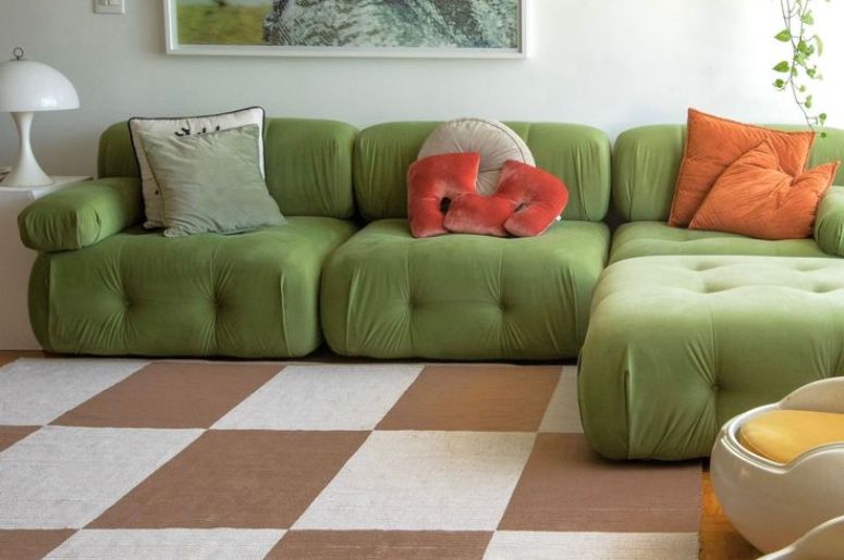 sofá verde e tapete quadriculado