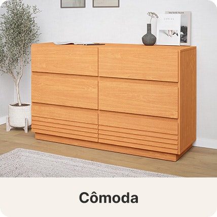 A cômoda Samambaia possui 6 gavetas e está disponível na cor Carvalho. Os detalhes ripados e o design minimalista adicionam um toque de elegância para o seu ambiente. A cômoda é feita inteiramente de MDF e possui corrediça telescópica, que aumenta ainda mais a qualidade do seu móvel.