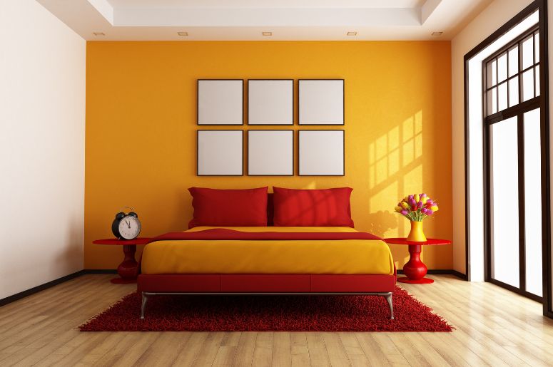 parede laranja e roupa de cama vermelha
