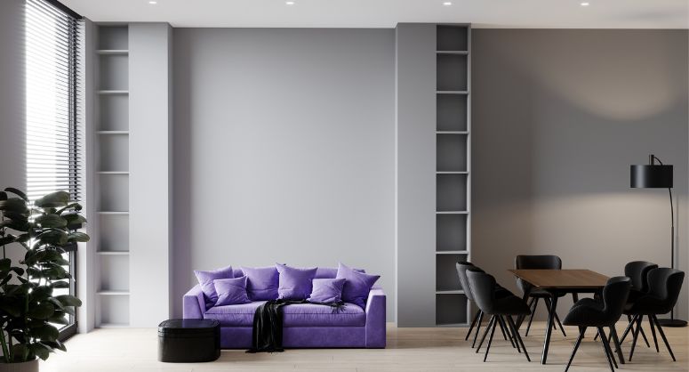 sofá lilas e mesa de jantar com cadeiras pretas