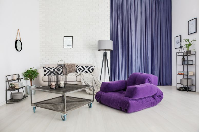 sala com poltrona roxa e cortina lilás