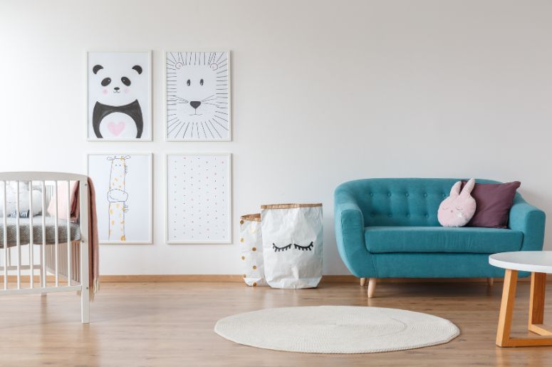 quarto do bebê com sofá azul tiffany