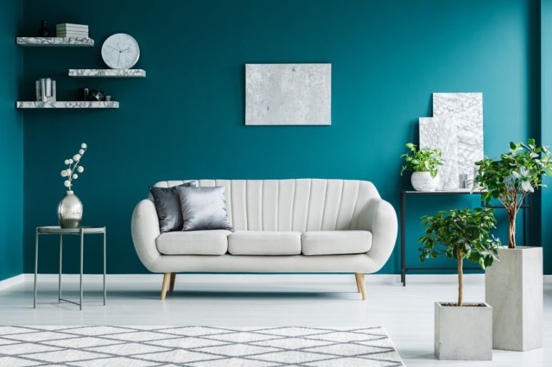 parede azul tiffany e sofá branco