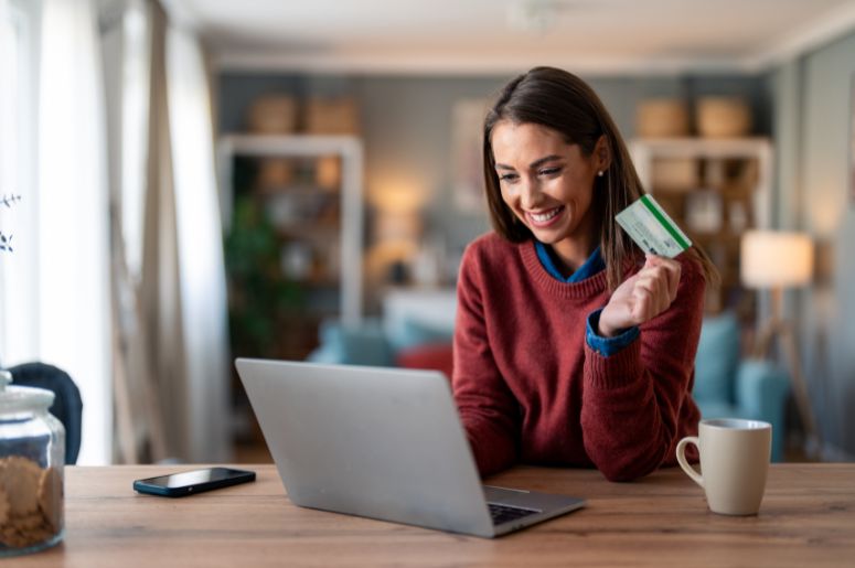 mulher comprando online na Black Friday